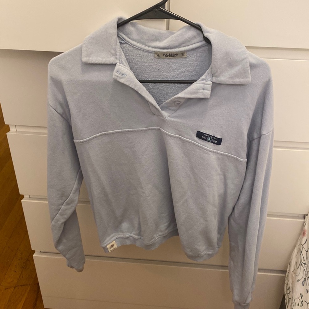 Cropped blue sweatshirt